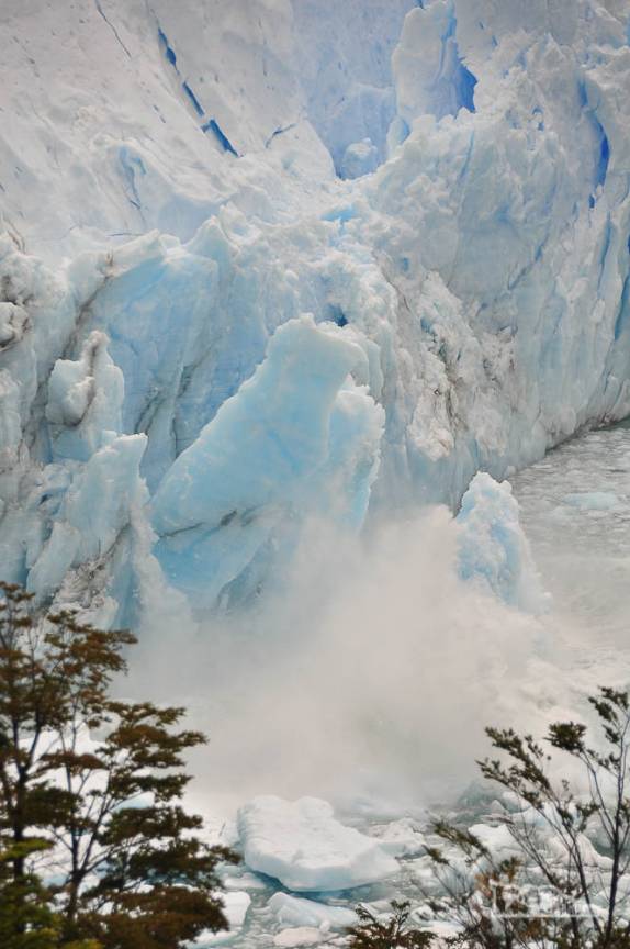 Um arco de gelo entra em colapso no glaciar Perito Moreno, no parque Nacional Los Glaciares, região de El Calafate, no sul da Argentina (foto 9 de 10)